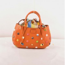 Fendi B Fab Medium Top-handle Bag van oranje Ferrari-leer met studs en veelkleurige juwelen. Fendi B Fab Medium Top-handle Bag van oranje Ferrari-leer met studs en veelkleurige juwelen.