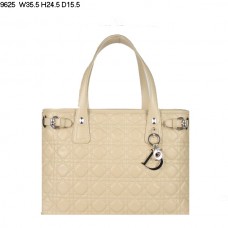 Dior Panarea Medium Schoudertas van abrikooskleurig lamsleer (goudkleurige hardware) 9625 Dior Panarea Medium Schoudertas van abrikooskleurig lamsleer (goudkleurige hardware) 9625