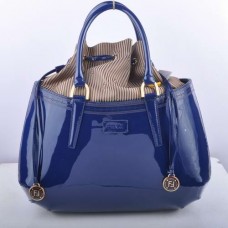 Fendi B Fab grote handtas van lakleer in saffierblauw Fendi B Fab grote handtas van lakleer in saffierblauw