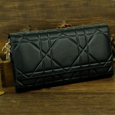 Christian Dior portemonnee 0016 van lakleer met Cannage-patroon, modelnummer 0016, zwart. Christian Dior portemonnee 0016 van lakleer met Cannage-patroon, modelnummer 0016, zwart.