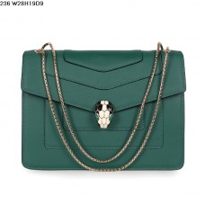 Bvlgari Serpenti GM tas van kalfsleer in groen Bvlgari Serpenti GM tas van kalfsleer in groen