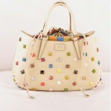 Fendi B Fab grote handtas van beige Ferrari-leer met studs en veelkleurige juwelen. Fendi B Fab grote handtas van beige Ferrari-leer met studs en veelkleurige juwelen.