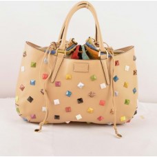 Fendi B Fab grote handtas van abrikooskleurig Ferrari-leer met studs en veelkleurige juwelen. Fendi B Fab grote handtas van abrikooskleurig Ferrari-leer met studs en veelkleurige juwelen.