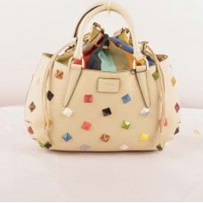 Fendi B Fab Medium handtas van beige Ferrari-leer met studs en veelkleurige juwelen Fendi B Fab Medium handtas van beige Ferrari-leer met studs en veelkleurige juwelen