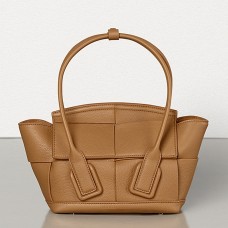Bottega Veneta Mini Arco 29 tas in karamelkleurig generfd kalfsleer Bottega Veneta Mini Arco 29 tas in karamelkleurig generfd kalfsleer