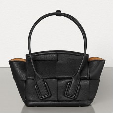 Bottega Veneta Mini Arco 29 tas in zwart generfd kalfsleer Bottega Veneta Mini Arco 29 tas in zwart generfd kalfsleer