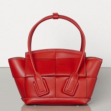 Bottega Veneta Mini Arco 29 tas in rood geweven kalfsleer Bottega Veneta Mini Arco 29 tas in rood geweven kalfsleer