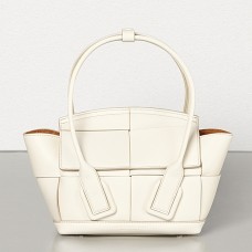 Bottega Veneta Mini Arco 29 tas in wit geweven kalfsleer Bottega Veneta Mini Arco 29 tas in wit geweven kalfsleer
