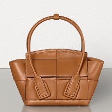 Bottega Veneta Mini Arco 29 tas van kalfsleer met houtnerfpatroon Bottega Veneta Mini Arco 29 tas van kalfsleer met houtnerfpatroon