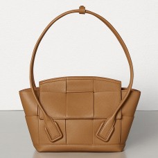 Bottega Veneta kleine Arco 33 tas in karamelkleurig generfd kalfsleer Bottega Veneta kleine Arco 33 tas in karamelkleurig generfd kalfsleer
