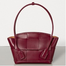 Bottega Veneta Arco 33 Intrecciato-tas van bordeauxrood kalfsleer Bottega Veneta Arco 33 Intrecciato-tas van bordeauxrood kalfsleer