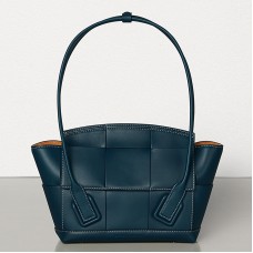 Bottega Veneta Arco 33 Intrecciato-tas van marineblauw kalfsleer Bottega Veneta Arco 33 Intrecciato-tas van marineblauw kalfsleer