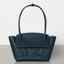 Bottega Veneta Arco 33 tas in blauw generfd kalfsleer Bottega Veneta Arco 33 tas in blauw generfd kalfsleer