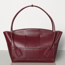 Bottega Veneta Arco 48 Intrecciato-tas van bordeaux kalfsleer Bottega Veneta Arco 48 Intrecciato-tas van bordeaux kalfsleer