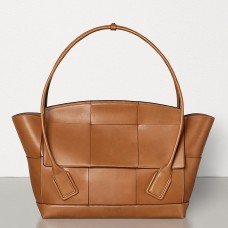 Bottega Veneta Arco 48 Intrecciato-tas van bruin kalfsleer Bottega Veneta Arco 48 Intrecciato-tas van bruin kalfsleer