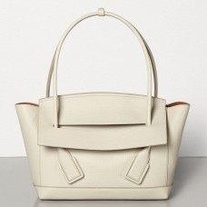 Bottega Veneta Arco 48 tas in wit generfd kalfsleer Bottega Veneta Arco 48 tas in wit generfd kalfsleer