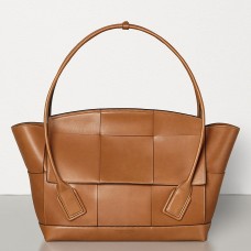 Bottega Veneta Arco 56 tas in bruin Frans kalfsleer Bottega Veneta Arco 56 tas in bruin Frans kalfsleer