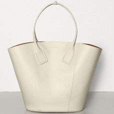 Bottega Veneta Medium Basket Tote in wit kalfsleer Bottega Veneta Medium Basket Tote in wit kalfsleer