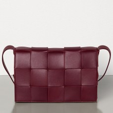 Bottega Veneta Cassettetas in bordeauxrood lamsleer Bottega Veneta Cassettetas in bordeauxrood lamsleer