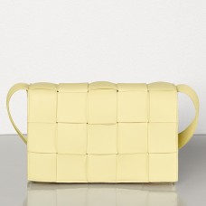 Bottega Veneta Cassettetas in crèmekleurig lamsleer Bottega Veneta Cassettetas in crèmekleurig lamsleer