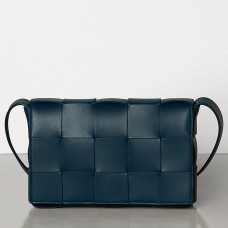 Bottega Veneta Cassettetas in donkerblauw lamsleer Bottega Veneta Cassettetas in donkerblauw lamsleer