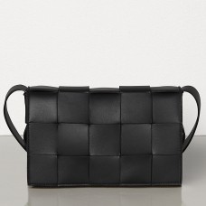 Bottega Veneta Cassettetas in zwart lamsleer Bottega Veneta Cassettetas in zwart lamsleer