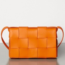 Bottega Veneta cassettetas van oranje lamsleer Bottega Veneta cassettetas van oranje lamsleer