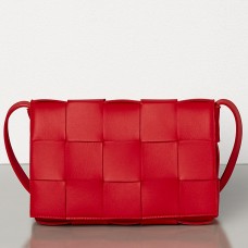 Bottega Veneta Cassettetas in rood lamsleer Bottega Veneta Cassettetas in rood lamsleer