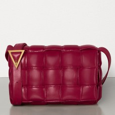 Bottega Veneta gewatteerde cassettetas van amaranto kalfsleer Bottega Veneta gewatteerde cassettetas van amaranto kalfsleer