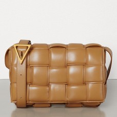 Bottega Veneta gewatteerde cassettetas in karamelkleurig kalfsleer Bottega Veneta gewatteerde cassettetas in karamelkleurig kalfsleer