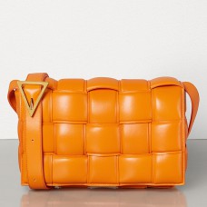 Bottega Veneta gewatteerde cassettetas van oranje kalfsleer Bottega Veneta gewatteerde cassettetas van oranje kalfsleer