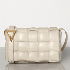Bottega Veneta gewatteerde cassettetas van kalfsleer in gipskleur Bottega Veneta gewatteerde cassettetas van kalfsleer in gipskleur