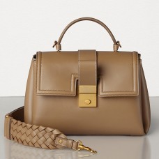 Bottega Veneta Small Piazza tas in camelkleurig kalfsleer Bottega Veneta Small Piazza tas in camelkleurig kalfsleer
