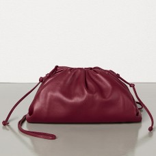 Bottega Veneta The Pouch 20 Clutch in bordeauxrood kalfsleer Bottega Veneta The Pouch 20 Clutch in bordeauxrood kalfsleer