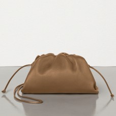 Bottega Veneta The Pouch 20 Clutch in bruin kalfsleer Bottega Veneta The Pouch 20 Clutch in bruin kalfsleer