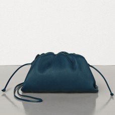 Bottega Veneta The Pouch 20 Clutch in marineblauw kalfsleer Bottega Veneta The Pouch 20 Clutch in marineblauw kalfsleer