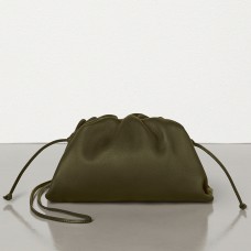 Bottega Veneta The Pouch 20 Clutch in mosterdkleurig kalfsleer Bottega Veneta The Pouch 20 Clutch in mosterdkleurig kalfsleer