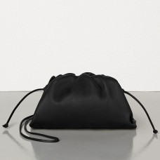 Bottega Veneta The Pouch 20 Clutch in zwart kalfsleer Bottega Veneta The Pouch 20 Clutch in zwart kalfsleer