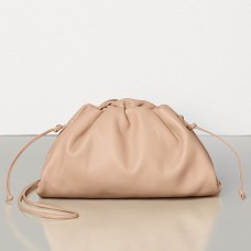 Bottega Veneta The Pouch 20 Clutch in nude kalfsleer Bottega Veneta The Pouch 20 Clutch in nude kalfsleer