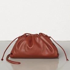 Bottega Veneta The Pouch 20 Clutch in roestbruin kalfsleer Bottega Veneta The Pouch 20 Clutch in roestbruin kalfsleer
