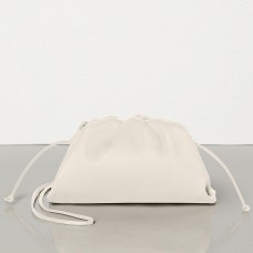 Bottega Veneta The Pouch 20 Clutch in wit kalfsleer Bottega Veneta The Pouch 20 Clutch in wit kalfsleer
