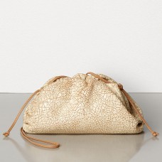 Bottega Veneta The Pouch 20 Clutch in beige craqueléleer Bottega Veneta The Pouch 20 Clutch in beige craqueléleer