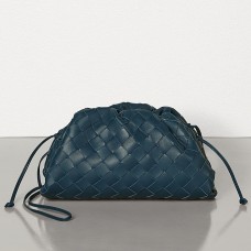 Bottega Veneta The Pouch 20 clutch in donkerblauw Intrecciato lamsleer Bottega Veneta The Pouch 20 clutch in donkerblauw Intrecciato lamsleer
