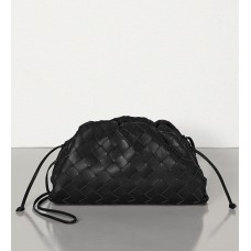 Bottega Veneta The Pouch 20 clutch in zwart Intrecciato lamsleer Bottega Veneta The Pouch 20 clutch in zwart Intrecciato lamsleer