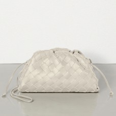 Bottega Veneta The Pouch 20 Clutch in gips Intrecciato lamsleer Bottega Veneta The Pouch 20 Clutch in gips Intrecciato lamsleer