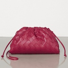 Bottega Veneta The Pouch 20 clutch van Amaranto Intrecciato lamsleer Bottega Veneta The Pouch 20 clutch van Amaranto Intrecciato lamsleer