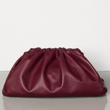 Bottega Veneta The Pouch Clutch in bordeauxrood kalfsleer Bottega Veneta The Pouch Clutch in bordeauxrood kalfsleer