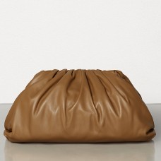Bottega Veneta The Pouch Clutch in camelkleurig kalfsleer Bottega Veneta The Pouch Clutch in camelkleurig kalfsleer