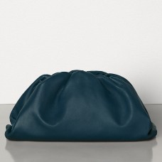 Bottega Veneta The Pouch Clutch in marineblauw kalfsleer Bottega Veneta The Pouch Clutch in marineblauw kalfsleer