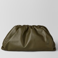 Bottega Veneta The Pouch Clutch in mosterdkleurig kalfsleer Bottega Veneta The Pouch Clutch in mosterdkleurig kalfsleer